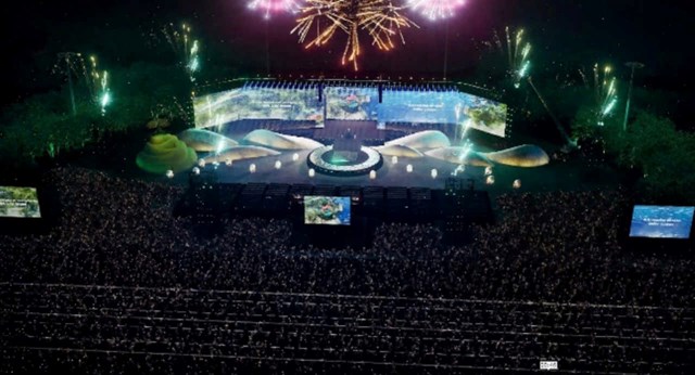 S&acirc;n khấu ch&iacute;nh dự kiến c&oacute; quy m&ocirc; rộng, t&iacute;ch hợp hệ thống m&agrave;n h&igrave;nh LED lớn, cho ph&eacute;p vận h&agrave;nh đồng thời nhiều ph&acirc;n cảnh thực cảnh v&agrave; biểu diễn hiện đại.