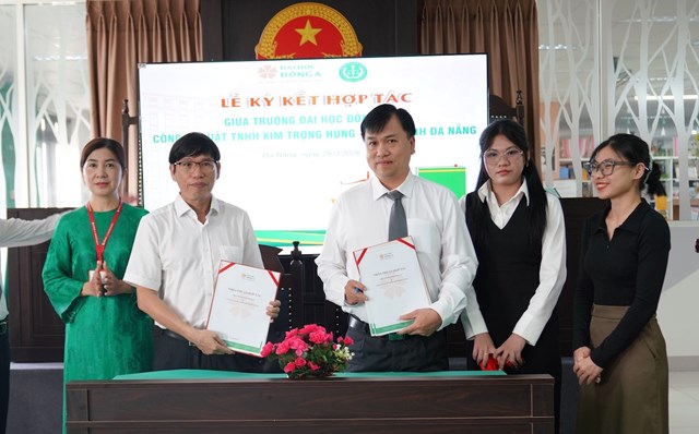 Tại chương tr&igrave;nh cũng diễn ra Lễ k&yacute; kết hợp t&aacute;c đ&agrave;o tạo v&agrave; thực h&agrave;nh giữa Trường Đại học Đ&ocirc;ng &Aacute; v&agrave; C&ocirc;ng ty Luật TNHH Kim Trọng H&ugrave;ng - Chi nh&aacute;nh Đ&agrave; Nẵng. &nbsp;