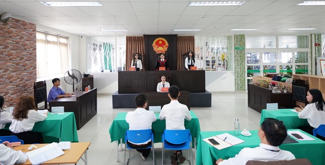 Phi&ecirc;n to&agrave; giả định được tổ chức dưới h&igrave;nh thức m&ocirc; phỏng một phi&ecirc;n to&agrave; x&eacute;t xử giải quyết vụ &aacute;n d&acirc;n sự, sinh vi&ecirc;n trực tiếp đảm nhận c&aacute;c vai tr&ograve;, vị tr&iacute; tương ứng của c&aacute;c chủ thể trong qu&aacute; tr&igrave;nh tố tụng.