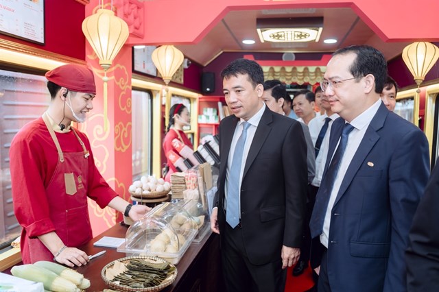 L&atilde;nh đạo UBND th&agrave;nh phố Huế tại sự kiện