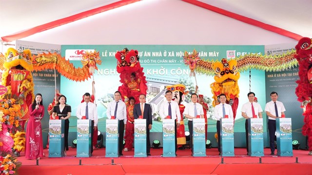 L&atilde;nh đạo th&agrave;nh phố c&ugrave;ng c&aacute;c đại biểu thực hiện nghi thức khởi c&ocirc;ng