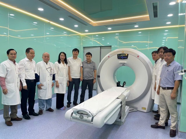 Hệ thống m&aacute;y CT 32 l&aacute;t cắt mới được trang bị với khả năng chụp nhanh, độ ph&acirc;n giải cao, gi&uacute;p ph&aacute;t hiện sớm v&agrave; ch&iacute;nh x&aacute;c c&aacute;c tổn thương trong cơ thể, hỗ trợ t&iacute;ch cực cho c&ocirc;ng t&aacute;c chẩn đo&aacute;n v&agrave; điều trị