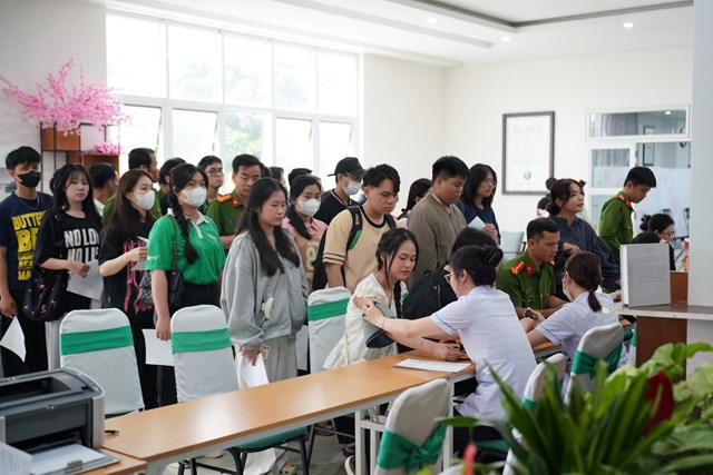 Từ rất sớm, rất đ&ocirc;ng sinh vi&ecirc;n Đại học Đ&ocirc;ng &Aacute; đ&atilde; c&oacute; mặt, xếp h&agrave;ng d&agrave;i trật tự để ho&agrave;n th&agrave;nh c&aacute;c thủ tục, kiểm tra sức khỏe v&agrave; hiến m&aacute;u.