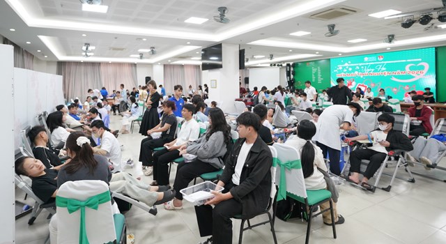 Đ&ocirc;ng đảo c&aacute;c sinh vi&ecirc;n v&agrave; c&aacute;n bộ, giảng vi&ecirc;n Trường Đại học Đ&ocirc;ng &Aacute; tham gia hiến m&aacute;u lần n&agrave;y.