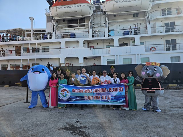 T&agrave;u du lịch quốc tế NOBLE CALEDONIA &ndash; ISLAND SKY cập Cảng Quy Nhơn s&aacute;ng 27/3 với khoảng 180 người l&agrave; du kh&aacute;ch v&agrave; thuyền vi&ecirc;n theo t&agrave;u.