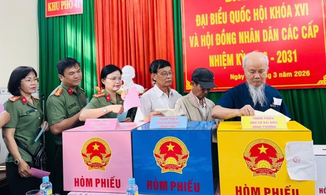 Cử tri tham gia bỏ phiếu tại khu vực bỏ phiếu số 41 (khu phố 41, phường Quy Nhơn).&nbsp;Ảnh: Trần Dung