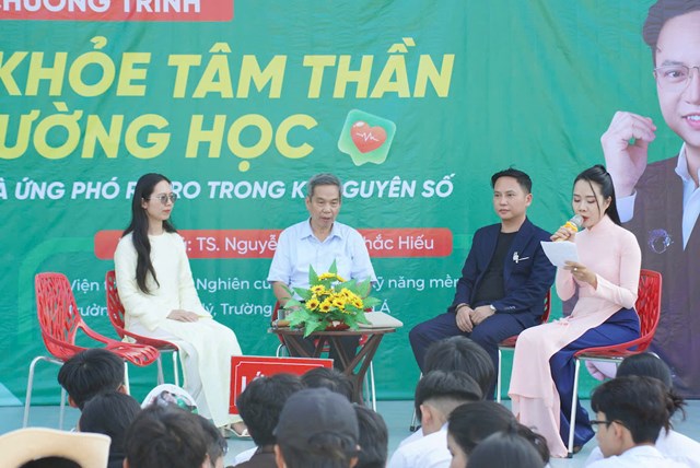 Với chủ đề &ldquo;Sức khỏe tinh thần tại trường học &ndash; Nhận diện v&agrave; ứng ph&oacute; rủi ro trong kỷ nguy&ecirc;n số&rdquo;, tại chương tr&igrave;nh, đ&ocirc;ng đảo gi&aacute;o vi&ecirc;n c&ugrave;ng c&aacute;c bạn học sinh THPT v&agrave; phụ huynh đ&atilde; được trực tiếp trao đổi v&agrave; giải đ&aacute;p c&aacute;c t&igrave;nh huống t&acirc;m l&iacute; thực tế c&ugrave;ng c&aacute;c chuy&ecirc;n gia.