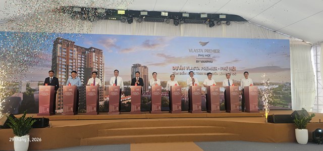 C&aacute;c đại biểu thực hiện nghi thức khởi c&ocirc;ng dự &aacute;n. (Ảnh: Quốc Dũng)