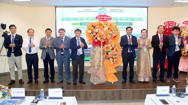 Ph&oacute; B&iacute; thư Th&agrave;nh ủy, Chủ tịch Ủy ban Mặt trận Tổ quốc Việt Nam TP. Huế Nguyễn Ch&iacute; T&agrave;i tặng hoa ch&uacute;c mừng hội nghị