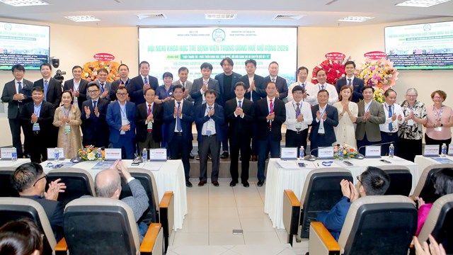 Thứ trưởng Thường trực Bộ Y tế Vũ Mạnh H&agrave; c&ugrave;ng đại biểu chụp ảnh lưu niệm