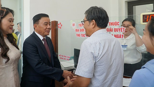 Thường trực Ban B&iacute; thư Trần Cẩm T&uacute; trong một cuộc kiểm tra thực tế về hoạt động của hệ thống ch&iacute;nh quyền 2 cấp tại Đ&agrave; Nẵng.