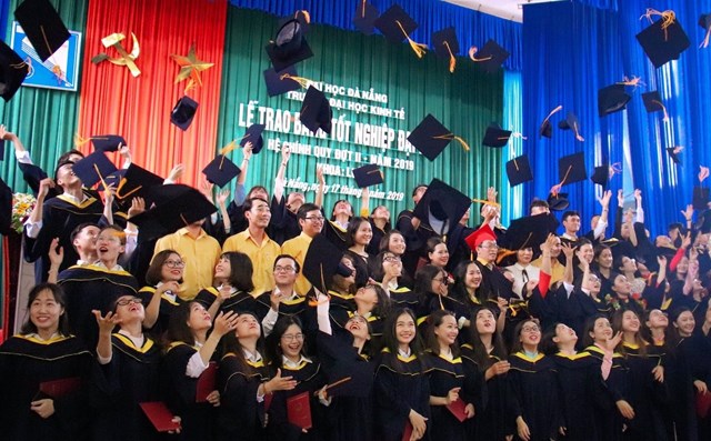 Từ giảng đường, c&aacute;c cử nh&acirc;n luật được đ&agrave;o tạo b&agrave;i bản sẽ tham gia v&agrave;o nhiều lĩnh vực kh&aacute;c nhau. Họ l&agrave;m việc trong khu vực c&ocirc;ng, khu vực tư, doanh nghiệp trong nước v&agrave; c&aacute;c tổ chức quốc tế...