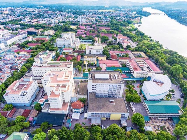 &nbsp;Bệnh viện Trung ương Huế cơ sở 1 v&agrave; Bệnh viện Quốc tế Trung ương Huế nh&igrave;n từ tr&ecirc;n cao
