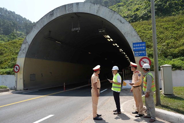 Lực lượng CSGT Ph&uacute; Lộc trong việc lập lại trật tự giao th&ocirc;ng tr&ecirc;n tuyến Quốc lộ 1