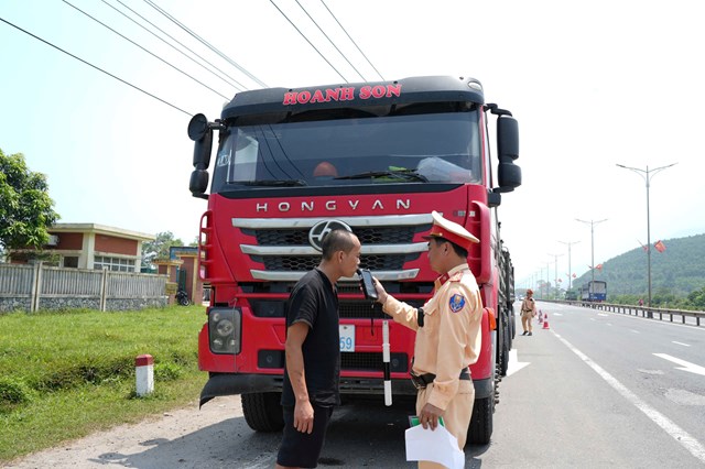 CSGT Phú Lộc tăng cường xử lý vi phạm, bảo đảm an toàn giao thông - Ảnh 1