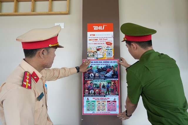 CSGT Phú Lộc tăng cường xử lý vi phạm, bảo đảm an toàn giao thông - Ảnh 2