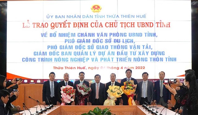 Chủ tịch Nguyễn Văn Phương b&ecirc;n phải trao quyết định bổ nhiệm T&acirc;n Ch&aacute;nh Văn Ph&ograve;ng b&ecirc;n tr&aacute;i