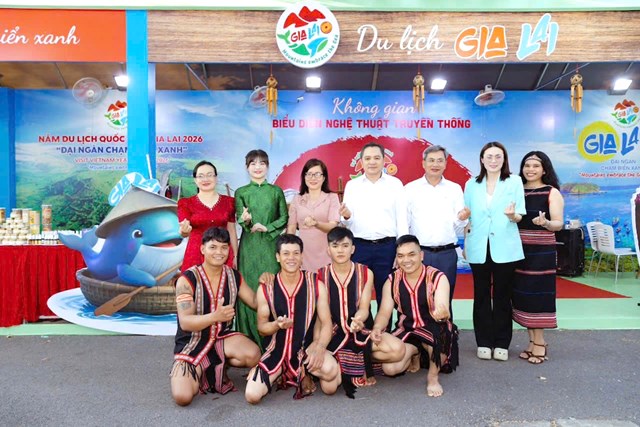 Kh&ocirc;ng gian Ng&agrave;y hội th&ecirc;m s&ocirc;i động với c&aacute;c chương tr&igrave;nh nghệ thuật đa sắc từ acoustic, m&uacute;a rối nước, ảo thuật đến đi c&agrave; kheo, c&ugrave;ng nhiều hoạt động tương t&aacute;c mở như trang tr&iacute; l&oacute;t ly, quạt tre đan v&agrave; l&agrave;m v&iacute; da để du kh&aacute;ch trực tiếp trải nghiệm, s&aacute;ng tạo.