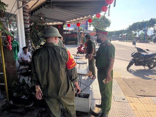 Ch&iacute;nh quyền TP Đ&agrave; Nẵng đang huy động c&aacute;c lực lượng chức năng tuy&ecirc;n truyền, vận động người d&acirc;n kh&ocirc;ng sử dụng lề đường l&agrave;m nơi bu&ocirc;n b&aacute;n.