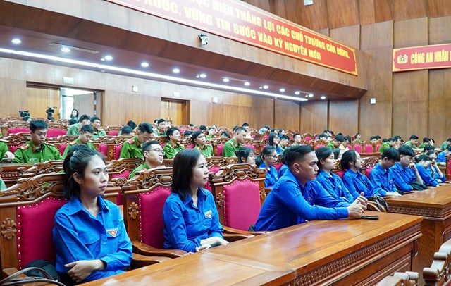 Điểm đ&aacute;ng ch&uacute; &yacute; trong c&aacute;ch l&agrave;m của tuổi trẻ Đ&agrave; Nẵng l&agrave; gắn nhiệm vụ bảo vệ nền tảng tư tưởng của Đảng với c&aacute;c hoạt động cụ thể của thanh ni&ecirc;n, của tổ chức Đo&agrave;n v&agrave; tỏng cơ quan, đơn vị.