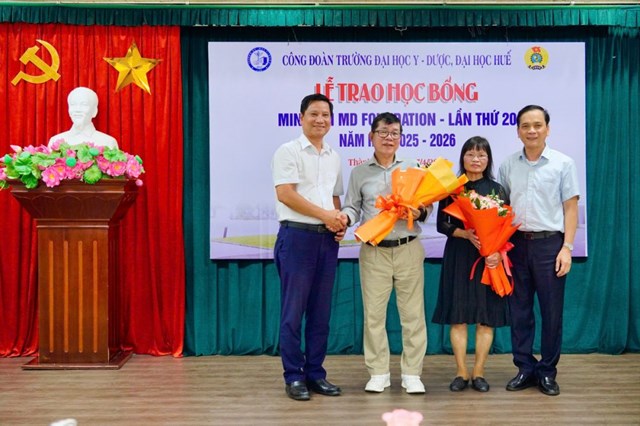 Tặng hoa tri &acirc;n Quỹ học bổng