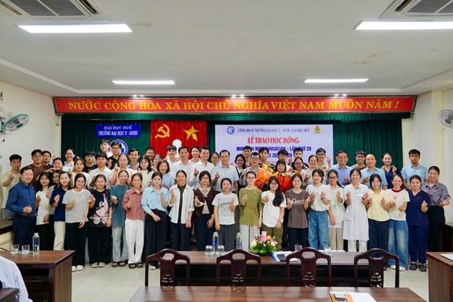 80 sinh vi&ecirc;n nhận học bổng