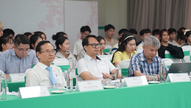 Tại Hội thảo,&nbsp;nhiều &yacute; kiến cũng cảnh b&aacute;o, nếu khai th&aacute;c thiếu kiểm so&aacute;t, ẩm thực truyền thống c&oacute; thể bị thương mại h&oacute;a, l&agrave;m mất đi gi&aacute; trị cốt l&otilde;i. Việc bảo tồn kh&ocirc;ng thể t&aacute;ch rời vai tr&ograve; chủ thể của cộng đồng, cũng như cần gắn với việc duy tr&igrave; giống c&acirc;y trồng bản địa, kỹ thuật chế biến truyền thống v&agrave; kh&ocirc;ng gian văn h&oacute;a nguy&ecirc;n gốc.