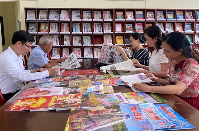 Th&agrave;nh phố Đ&agrave; Nẵng cũng đồng thời khuyến kh&iacute;ch huy động nguồn lực x&atilde; hội để ph&aacute;t triển văn h&oacute;a đọc. Doanh nghiệp, tổ chức, c&aacute; nh&acirc;n được k&ecirc;u gọi tham gia x&acirc;y dựng tủ s&aacute;ch, thư viện, hỗ trợ s&aacute;ch cho cộng đồng, nhất l&agrave; tại khu vực kh&oacute; khăn v&agrave; c&aacute;c nh&oacute;m yếu thế.