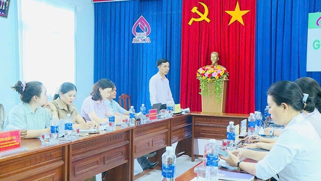 Đại diện Ban Gi&aacute;m đốc NHCSXH tỉnh Gia Lai trao đổi tại buổi l&agrave;m việc