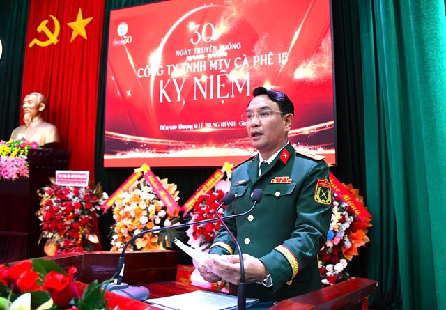 Thượng t&aacute; L&ecirc; Trung Th&agrave;nh, Gi&aacute;m đốc C&ocirc;ng ty TNHH MTV C&agrave; ph&ecirc; 15 cho biết, 30 năm qua l&agrave; h&agrave;nh tr&igrave;nh bền bỉ &ldquo;b&aacute;m đất, b&aacute;m d&acirc;n, b&aacute;m địa b&agrave;n&rdquo;, vượt qua nhiều kh&oacute; khăn của C&ocirc;ng ty để giữ vững định hướng ph&aacute;t triển.&nbsp;