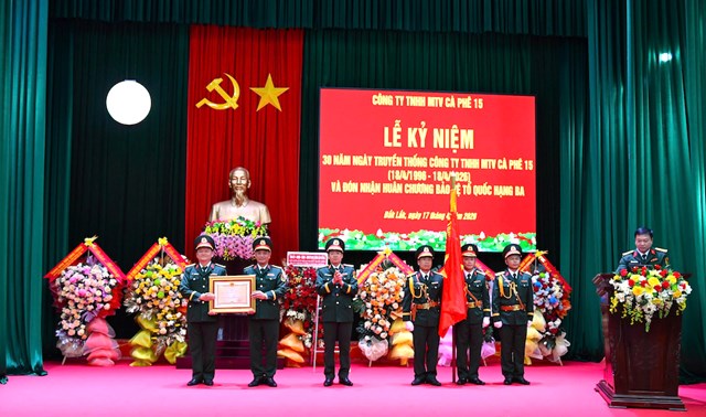 Tại buổi lễ, thừa ủy quyền của Chủ tịch nước, l&atilde;nh đạo Qu&acirc;n khu 5 đ&atilde; trao Hu&acirc;n chương Bảo vệ Tổ quốc hạng Ba cho C&ocirc;ng ty TNHH MTV C&agrave; ph&ecirc; 15.