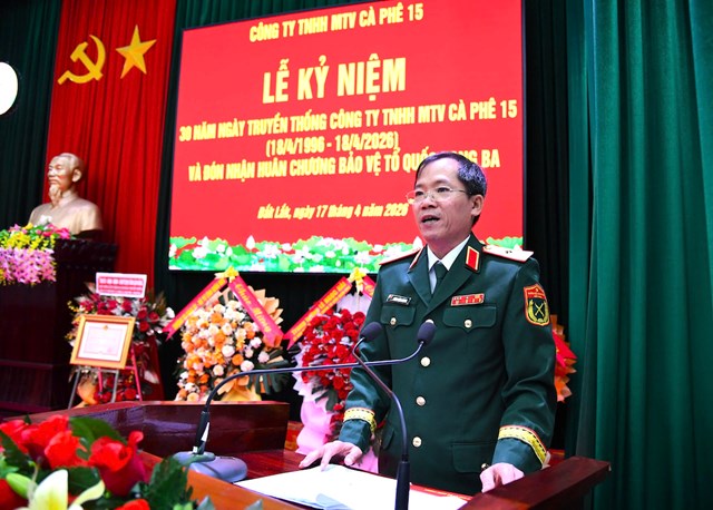 Ph&aacute;t biểu tại buổi lễ, Thiếu tướng Lương Đ&igrave;nh Chung, Ch&iacute;nh ủy Qu&acirc;n khu 5 ghi nhận những kết quả đạt được, đồng thời y&ecirc;u cầu C&ocirc;ng ty C&agrave; ph&ecirc; 15 tiếp tục n&acirc;ng cao hiệu quả sản xuất, kinh doanh gắn với nhiệm vụ quốc ph&ograve;ng; x&acirc;y dựng đơn vị vững mạnh to&agrave;n diện.