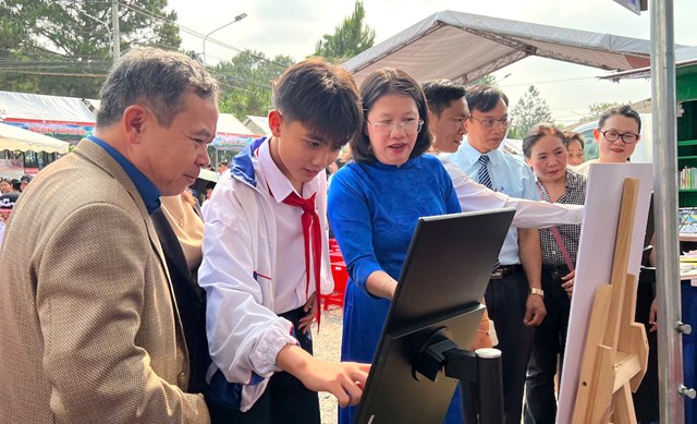 Với chủ đề &ldquo;Mạch tri thức - Từ trang s&aacute;ch đến kh&ocirc;ng gian số&rdquo;, Ng&agrave;y S&aacute;ch năm nay tại Gia Lai hướng đến việc kết hợp giữa gi&aacute; trị truyền thống của s&aacute;ch với xu thế chuyển đổi số.