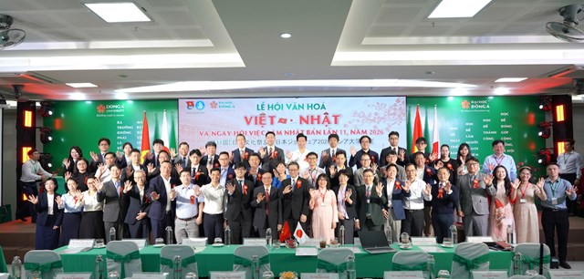 C&aacute;c đại biểu chụp ảnh lưu niệm.