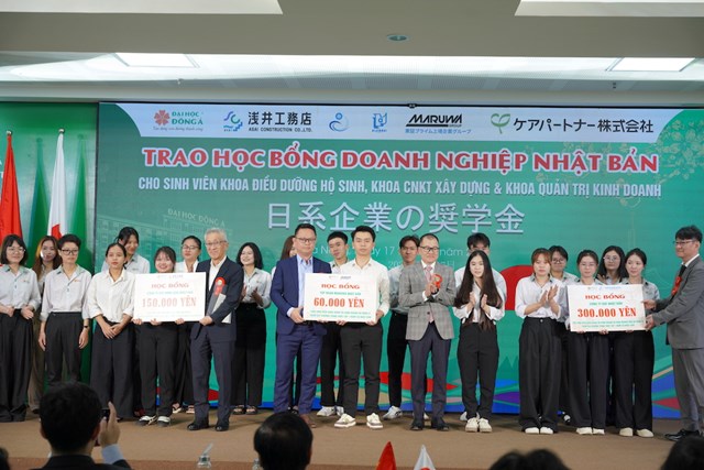 C&aacute;c doanh nghiệp Nhật Bản trao c&aacute;c suất học bổng cho sinh vi&ecirc;n Trường Đại học Đ&ocirc;ng &Aacute;.