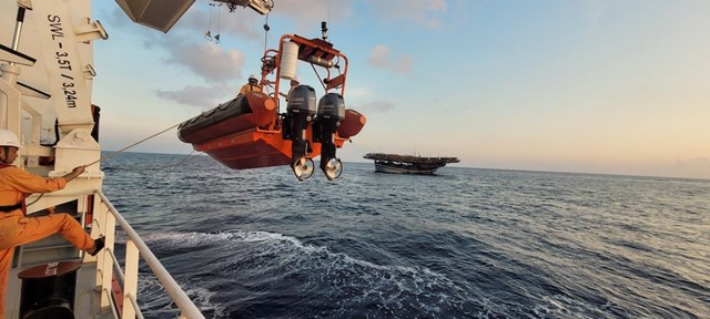 T&agrave;u SAR tiếp cận v&agrave; đưa thuyền vi&ecirc;n bị nạn l&ecirc;n t&agrave;u tiếp tục chăm s&oacute;c y tế để đưa về đất liền&nbsp;