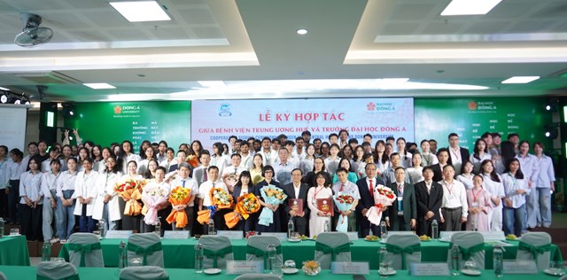 C&aacute;c đại biểu tham dự chụp ảnh lưu ni&ecirc;m.