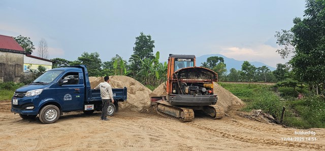Rủi ro ph&aacute;p l&yacute; khi bỏ qua h&oacute;a đơn GTGT trong giao dịch đất, c&aacute;t. Ảnh: Quốc Dũng
