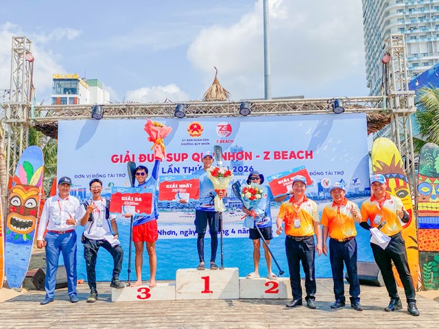 Ban tổ chức trao giải thưởng cho c&aacute;c vận động vi&ecirc;n đạt giải cao lần n&agrave;y.