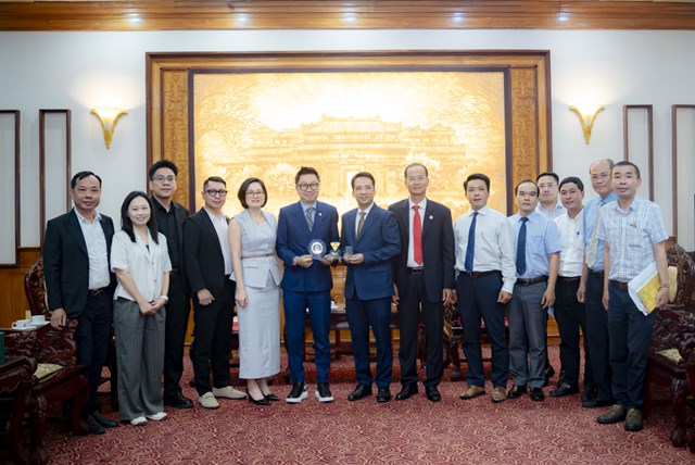 &Ocirc;ng Andrew Khan Tổng Gi&aacute;m đốc Carlsberg Việt Nam tặng quà lưu ni&ecirc;̣m cho Ph&oacute; Chủ tịch UBND th&agrave;nh phố Huế Trần Hữu Th&ugrave;y Giang &nbsp;