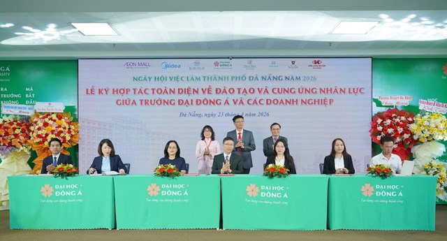 Tại phi&ecirc;n khai mạc, trường Đại học Đ&ocirc;ng &Aacute; cũng k&yacute; kết mới 14 văn bản hợp t&aacute;c với c&aacute;c đối t&aacute;c doanh nghiệp tham gia v&agrave;o chương tr&igrave;nh hợp t&aacute;c đ&agrave;o tạo v&agrave; cung ứng nh&acirc;n sự c&aacute;c ng&agrave;nh l&agrave;m việc trong c&aacute;c lĩnh vực Kinh tế, Du lịch, Quản trị kinh doanh, Marketing, Điện - Điện tử, &Ocirc; t&ocirc;, C&ocirc;ng nghệ th&ocirc;ng tin v&agrave; khối ng&agrave;nh Ng&ocirc;n ngữ,&hellip;