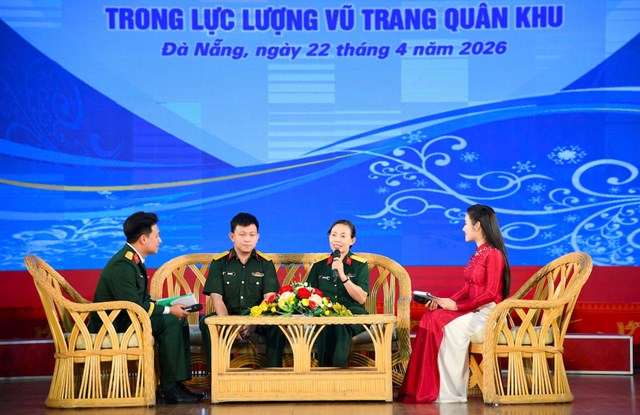 &ldquo;Vang m&atilde;i bản h&ugrave;ng ca Phụ nữ Khu 5&rdquo; gắn với trao giải Cuộc thi viết &ldquo;N&eacute;t đẹp nữ qu&acirc;n nh&acirc;n trong lực lượng vũ trang&nbsp; Qu&acirc;n khu&rdquo;.