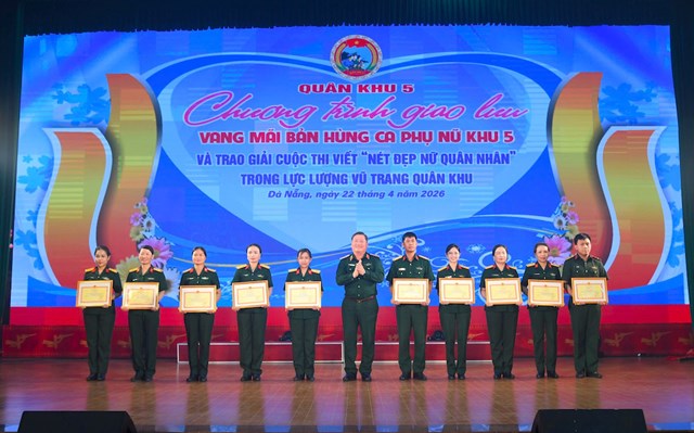 Tại chương tr&igrave;nh, Ban Tổ chức đ&atilde; trao giải cho c&aacute;c tập thể, c&aacute; nh&acirc;n đạt th&agrave;nh t&iacute;ch xuất sắc trong Cuộc thi viết &ldquo;N&eacute;t đẹp nữ qu&acirc;n nh&acirc;n&rdquo;.