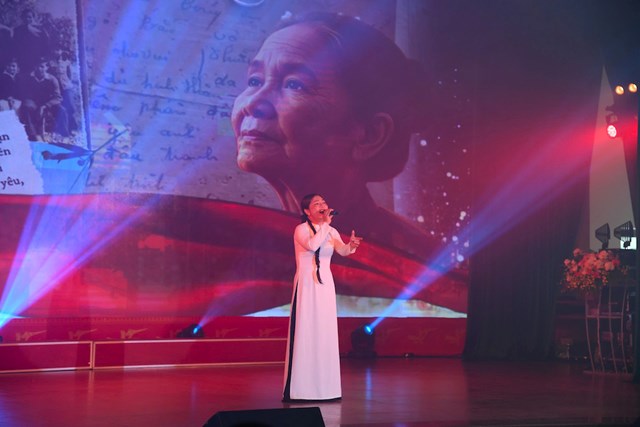 Đặc sắc c&aacute;c tiết mục văn nghệ tại buổi giao lưu.