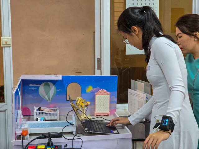 Hội thi năm nay diễn ra trong kh&ocirc;ng kh&iacute; s&ocirc;i nổi, thu h&uacute;t 1.417 th&iacute; sinh tham gia ở 9 bảng thi, với nhiều nội dung đa dạng như kỹ năng lập tr&igrave;nh, sản phẩm s&aacute;ng tạo, phần mềm ứng dụng, to&aacute;n tư duy v&agrave; tư duy thuật to&aacute;n.