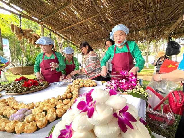 Ng&agrave;y hội năm nay kh&ocirc;ng chỉ t&ocirc;n vinh nghề l&agrave;m b&aacute;nh truyền thống m&agrave; c&ograve;n l&agrave; dịp kết nối qu&aacute; khứ với hiện tại, truyền thống với ph&aacute;t triển.