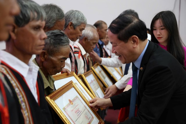 Chủ tịch UBND tỉnh Gia Lai khẳng định, lời thề lịch sử của B&aacute;c Hồ: &ldquo;S&ocirc;ng c&oacute; thể cạn, n&uacute;i c&oacute; thể m&ograve;n, nhưng l&ograve;ng đo&agrave;n kết của ch&uacute;ng ta kh&ocirc;ng bao giờ giảm bớt&rdquo; đ&atilde; trở th&agrave;nh mạch nguồn tư tưởng xuy&ecirc;n suốt, tạo n&ecirc;n sức mạnh để d&acirc;n tộc Việt Nam vượt qua chiến tranh, tiếp tục ph&aacute;t triển trong h&ograve;a b&igrave;nh v&agrave; hội nhập&nbsp;(ảnh:&nbsp;Ngọc Ch&iacute;nh v&agrave; Phan Hiếu).