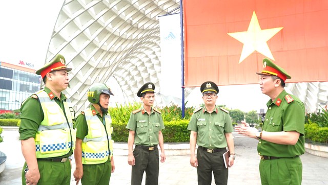 L&atilde;nh đạo c&aacute;c đơn vị li&ecirc;n quan li&ecirc;n tục đ&ocirc;n đốc để chương tr&igrave;nh diễn ra đảm bảo quy m&ocirc;, an to&agrave;n, th&agrave;nh c&ocirc;ng như mong muốn.