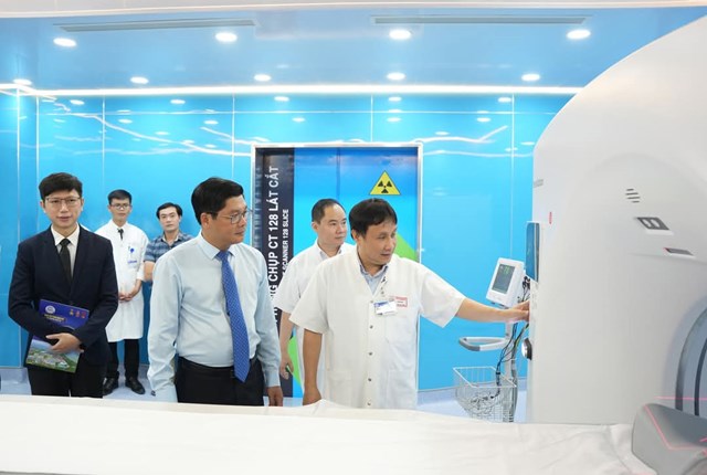 Ph&oacute; Chủ tịch UBND th&agrave;nh phố Nguyễn Ch&iacute; T&agrave;i tham quan hệ thống m&aacute;y CT 128 l&aacute;t cắt Revolution&trade; Maxima