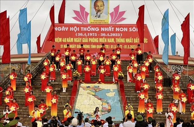 Trong kh&ocirc;ng kh&iacute; trang nghi&ecirc;m, tự h&agrave;o d&acirc;n tộc, l&aacute; cờ đỏ sao v&agrave;ng được k&eacute;o l&ecirc;n tr&ecirc;n đỉnh Kỳ đ&agrave;i b&ecirc;n cầu Hiền Lương, s&ocirc;ng Bến Hải lịch sử. Nơi đ&atilde; trực tiếp chứng kiến 21 năm nỗi đau chia cắt, Tổ quốc hai miền... (Ảnh: TTXVN)